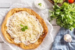 lángos tejföllel és sajttal