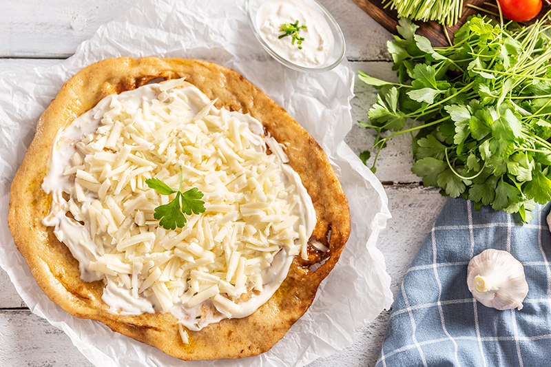 lángos tejföllel és sajttal