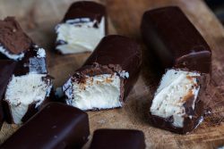 kókuszos szaloncukrok az asztalon