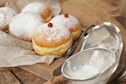 fánk porcukorral a tetején