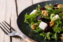 saláta a tányéron