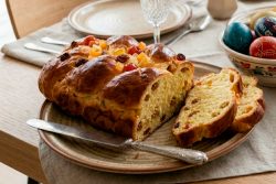 húsvéti kalács az asztalon